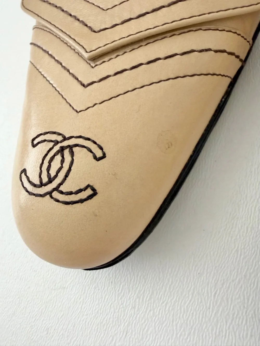 CHANEL‎ | Beige Leather CC Logo Mules Kitten Heel Slides EU 39.5 Y2K Vintage